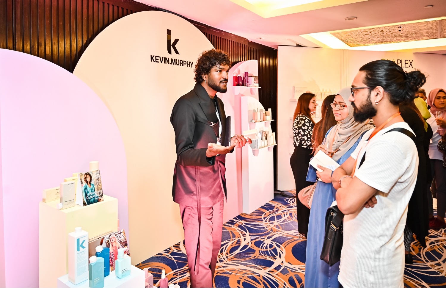 ޕްރޮޑަކްޓްތައް ލޯންޗުކުރުމަށް ހޮޓެލް ޖެންގައި ބޭއްވި އިވެންޓުގައި މައުލޫމާތު ދެނީ. -- ފޮޓޯ: ނިޝާން އަލީ | މިހާރު