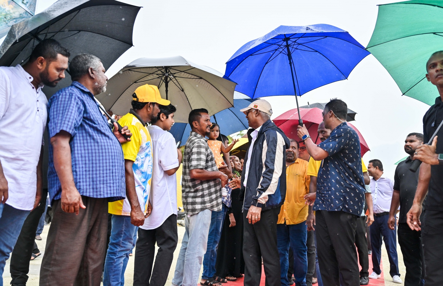 ރައީސް އިބްރާހިމް މުހައްމަދު ސޯލިހު ރިޔާސީ ކެމްޕެއިނަށް ގއ. ކޮލަމާފުއްޓަށް ވަޑައިގަތުމުން އާންމުން އެމަނިކުފާނަށް މަރުހަބާ ކިޔަނީ.-- ފޮޓޯ: ފަޔާޒް މޫސާ | މިހާރު