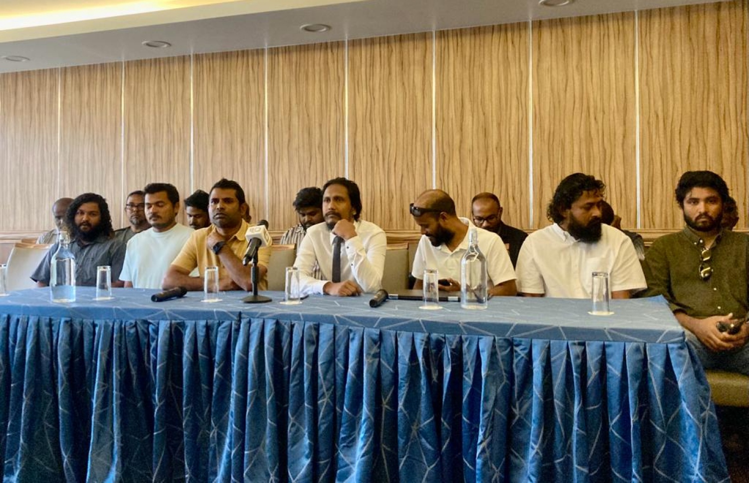 ފެނަކައިން ފައިސާ ނުލިބިގެން ސަޕްލަޔަރުންތަކެއް މީގެ ކުރިން ބޭއްވި ނޫސްވެރިންގެ ބައްދަލުވުން.