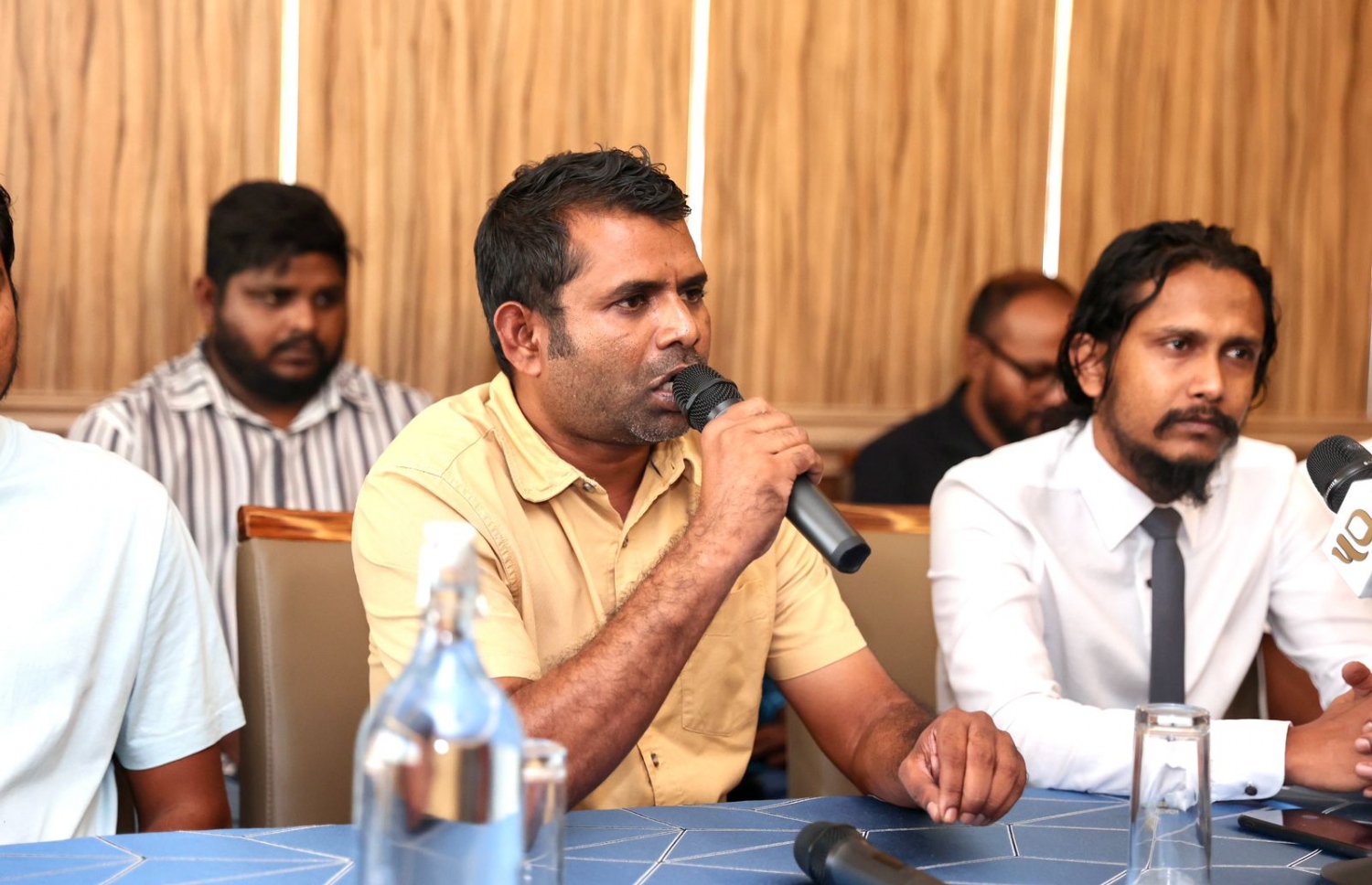 ފެނަކައިން ފައިސާ ނުލިބިގެން ބޭއްވި ނޫސްވެރިންގެ ބައްދަލުވެއްގައި ކޮންޓްރެކްޓަރަކު ވާހަކަދައްކަވަނީ-- ފޮޓޯ: މިހާރު