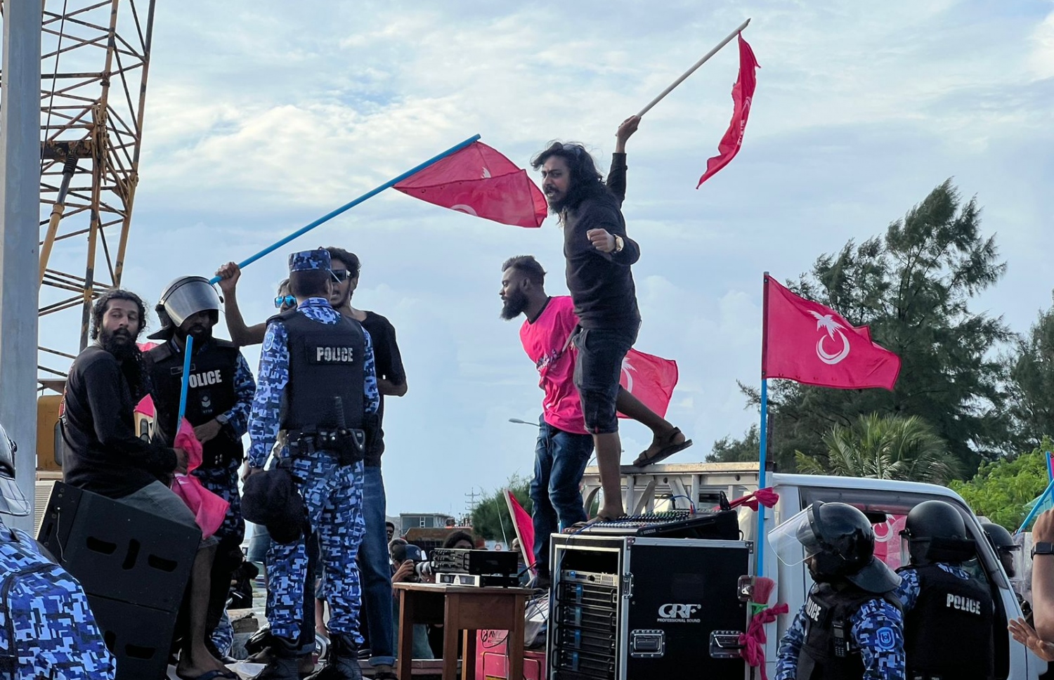 ގއ. ވިލިނގިއްޔަށް ރައީސް އިބްރާހިމް މުހައްމަދު ސޯލިހް އިއްޔެ ވަޑައިގަތުމާ ދިމާކޮށް އެ ރަށުގެ އިދިކޮޅު ސަޕޯޓަރުން އެއްވެ ކުރި މުޒާހަރާގެ ތެރެއިން ފުލުހުންނާ ވަނީ ކުރިމަތިލުން ހިނގަނީ. --ފޮޓޯ: އިފްރާޒް އަލީ | މިހާރު