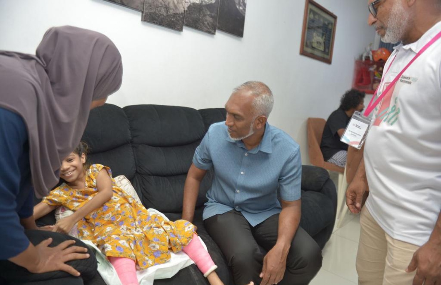 ޕީއެންސީގެ ރިޔާސީ ކެންޑިޑޭޓު މުއިއްޒު، ހިޔާ ފްލެޓުގައި ދިރިއުޅޭ ބައެއް މީހުންގެ ހާލު ބައްލަވައިލައްވަނީ.-- ފޮޓޯ: ޕީއެންސީ