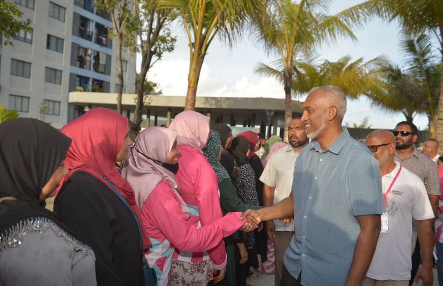ޕީއެންސީގެ ރިޔާސީ ކެންޑިޑޭޓު މުއިއްޒު، ހިޔާ ފްލެޓުގައި ދިރިއުޅޭ ބައެއް މީހުންގެ ހާލު ބައްލަވައިލައްވަނީ.-- ފޮޓޯ: ޕީއެންސީ