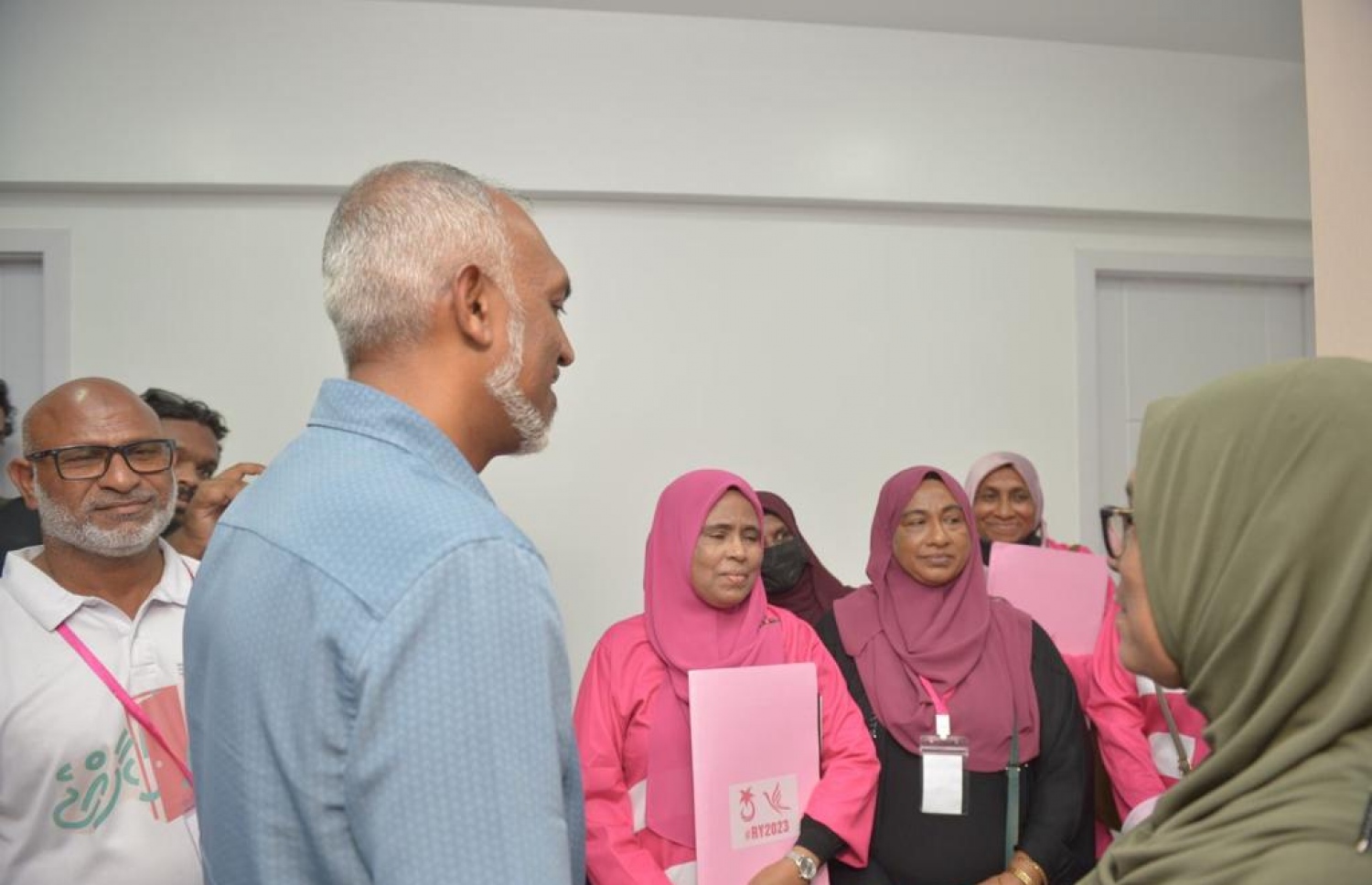 ޕީއެންސީގެ ރިޔާސީ ކެންޑިޑޭޓު މުއިއްޒު، ހިޔާ ފްލެޓުގައި ދިރިއުޅޭ ބައެއް މީހުންގެ ހާލު ބައްލަވައިލައްވަނީ.-- ފޮޓޯ: ޕީއެންސީ