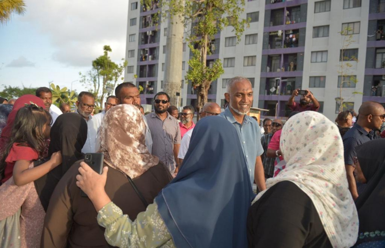 ޕީއެންސީގެ ރިޔާސީ ކެންޑިޑޭޓު މުއިއްޒު، ހިޔާ ފްލެޓުގައި ދިރިއުޅޭ ބައެއް މީހުންގެ ހާލު ބައްލަވައިލައްވަނީ.-- ފޮޓޯ: ޕީއެންސީ