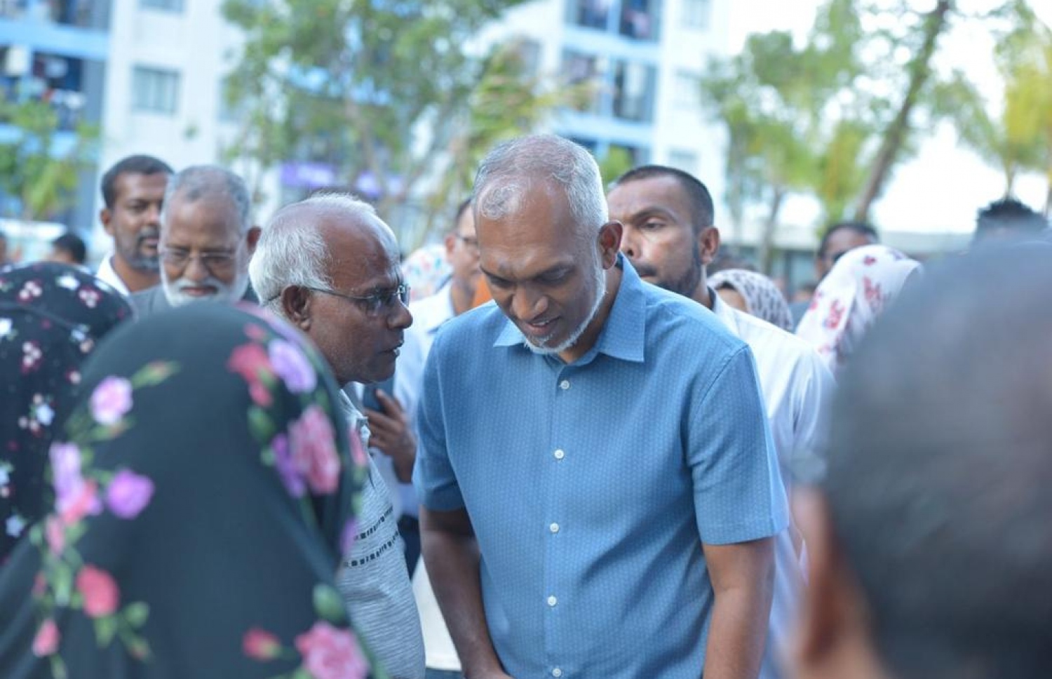 ޕީއެންސީގެ ރިޔާސީ ކެންޑިޑޭޓު މުއިއްޒު، ހިޔާ ފްލެޓުގައި ދިރިއުޅޭ ބައެއް މީހުންގެ ހާލު ބައްލަވައިލައްވަނީ.-- ފޮޓޯ: ޕީއެންސީ