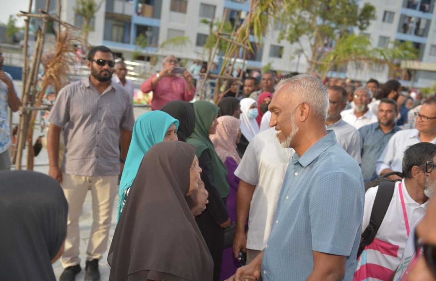 ޕީއެންސީގެ ރިޔާސީ ކެންޑިޑޭޓު މުއިއްޒު، ހިޔާ ފްލެޓުގައި ދިރިއުޅޭ ބައެއް މީހުންގެ ހާލު ބައްލަވައިލައްވަނީ.-- ފޮޓޯ: ޕީއެންސީ