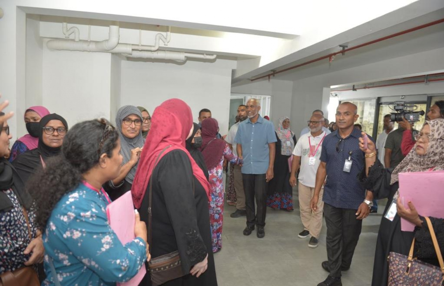 ޕީއެންސީގެ ރިޔާސީ ކެންޑިޑޭޓު މުއިއްޒު، ހިޔާ ފްލެޓުގައި ދިރިއުޅޭ ބައެއް މީހުންގެ ހާލު ބައްލަވައިލައްވަނީ.-- ފޮޓޯ: ޕީއެންސީ