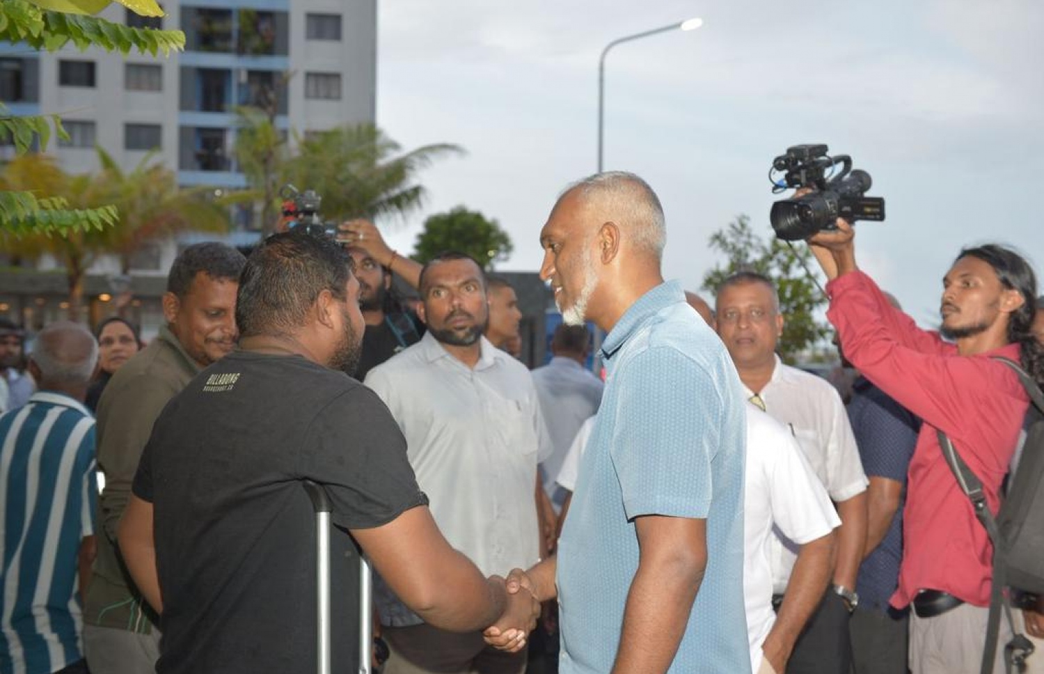 ޕީއެންސީގެ ރިޔާސީ ކެންޑިޑޭޓު މުއިއްޒު، ހިޔާ ފްލެޓުގައި ދިރިއުޅޭ ބައެއް މީހުންގެ ހާލު ބައްލަވައިލައްވަނީ.-- ފޮޓޯ: ޕީއެންސީ