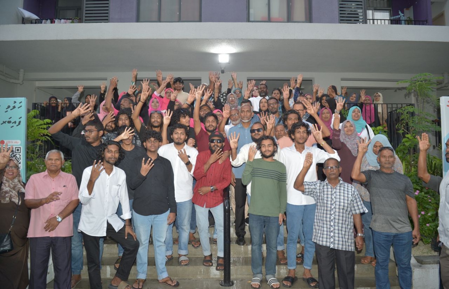 ޕީއެންސީގެ މިއަރުގެ ރިޔާސީ ކެންޑިޑޭޓު މުއިއްޒު އެމަނިކުފާނުގެ ކެމްޕޭން ޓީމާއިއެކު ފޮޓޯއަކަށް ހުއްޓިގެން.-- ފޮޓޯ: ޕީއެންސީ