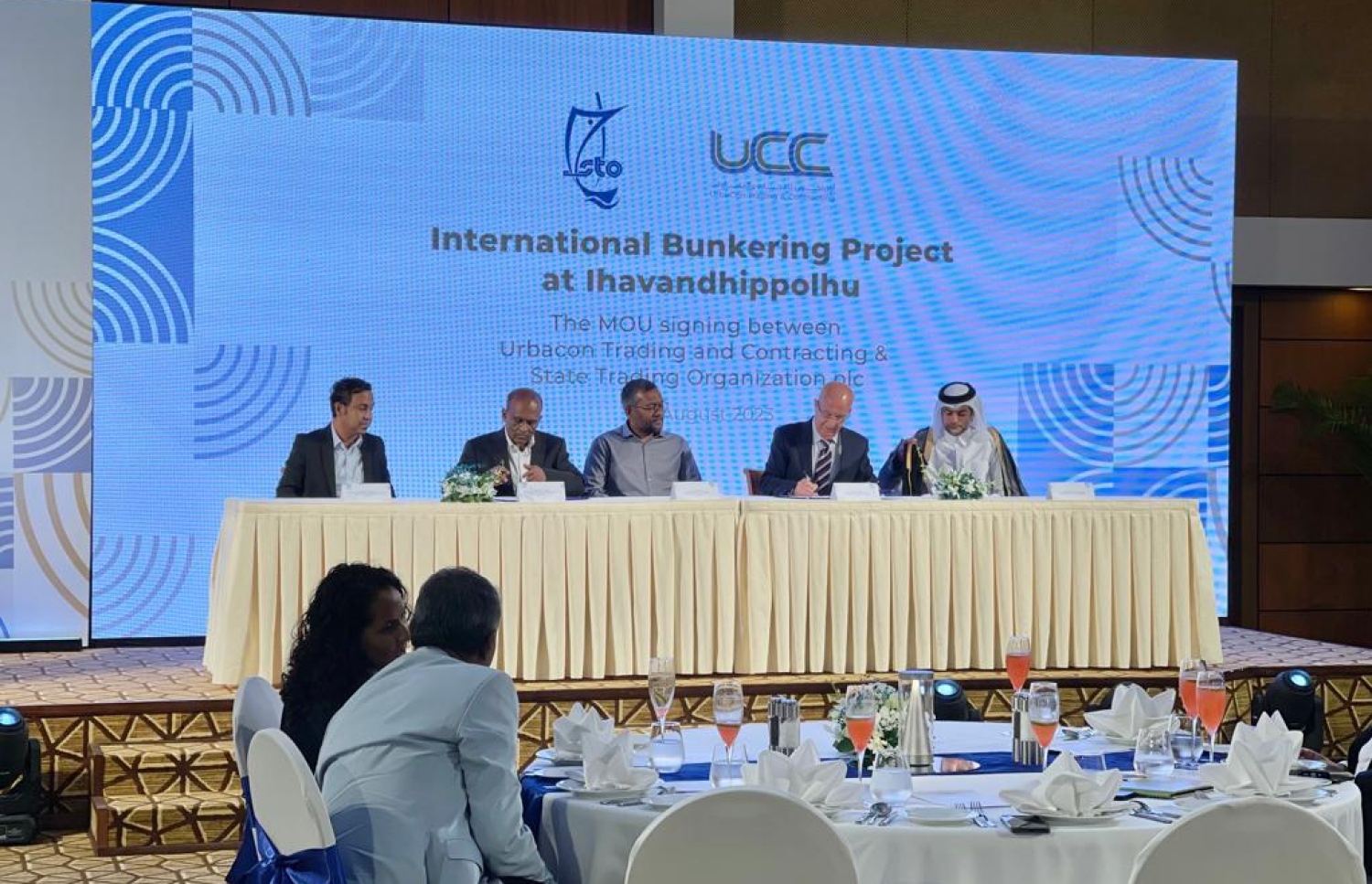 އިންޓަނޭޝަނަލް ބަންކަރިން ޕްރޮޖެކްޓް ހަވާލު ކުރުމަށް ބޭއްވި ރަސްމިއްޔާތުގައި އެއްބަސްވުމުގައި ސޮއިކުރަނީ. -- ފޮޓޯ: އެސްޓީއޯ