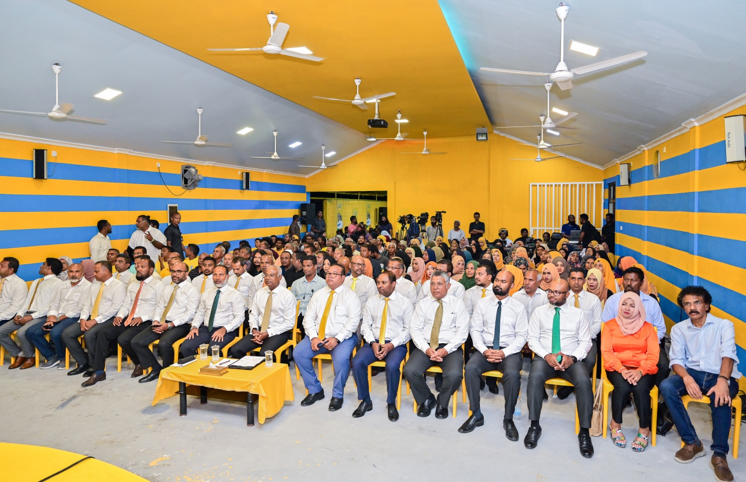 ރައީސް އަދި އެމްޑީޕީގެ ރިޔާސީ ކެންޑިޑޭޓް އިބްރާހިމް މުހައްމަދު ސޯލިހުގެ ރިޔާސީ ކެމްޕެއިނަށް ގއ. ވިލިނގިލީގައި ބޭއްވި ޖަލްސާ.-- ފޮޓޯ: ފަޔާޒް މޫސާ | މިހާރު