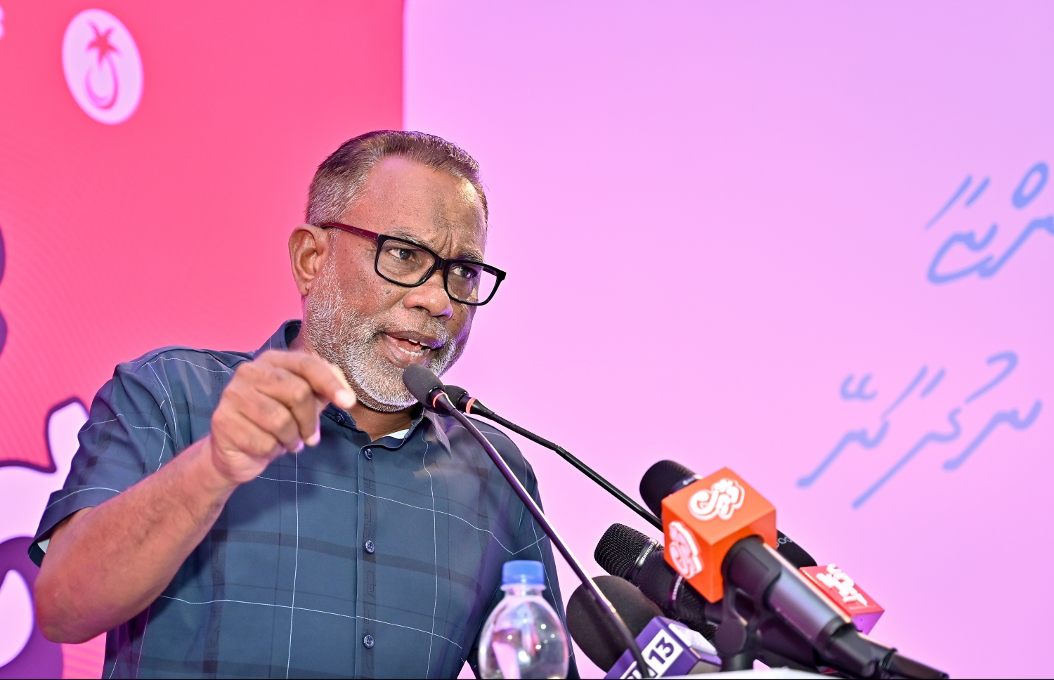 އަލިމަސް ކާނިވަލުގައި ޕީޕީއެމް/ޕީއެންސީން ތައްޔާރުކުރި އެ ކޯލިޝަންގެ ރިޔާސީ ކެމްޕެއިން ޖަގަހަ ރަސްމީކޮށް ހުޅުވުމުގެ ރަސްމިއްޔާތުގައި ޕީއެންސީގެ ރައީސް އަދި އެ ކޯލިޝަން ހިންގުމާ ހަވާލުވެ ހުންނެވި އަބްދުއްރަހީމް ވާހަކަ ދައްކަވަނީ.---ފޮޓޯ: ނިޝާން އަލީ| މިހާރު