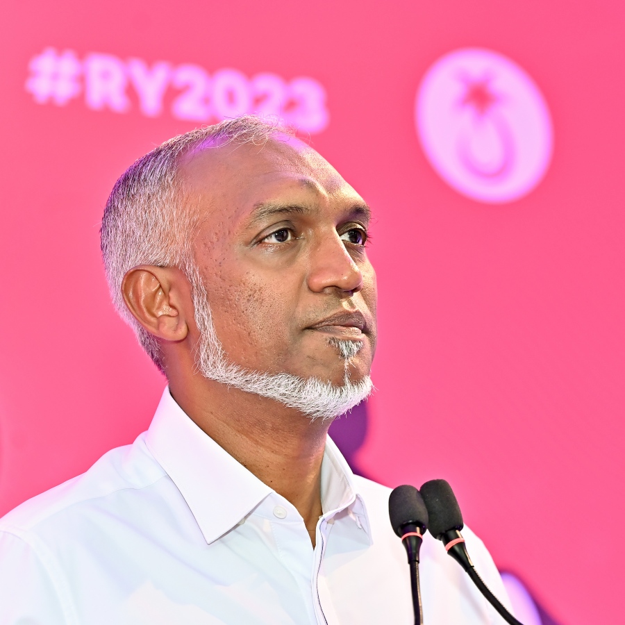 އަލިމަސް ކާނިވަލުގައި ޕީޕީއެމް/ޕީއެންސީން ތައްޔާރުކުރި އެ ކޯލިޝަންގެ ރިޔާސީ ކެމްޕެއިން ޖަގަހަ ރަސްމީކޮށް ހުޅުވުމުގެ ރަސްމިއްޔާތުގައި ޕީއެންސީގެ ރިޔާސީ ކެންޑިޑޭޓް ޑރ. މުއިއްޒު ވާހަކަ ދައްކަވަނީ.---ފޮޓޯ: ނިޝާން އަލީ| މިހާރު