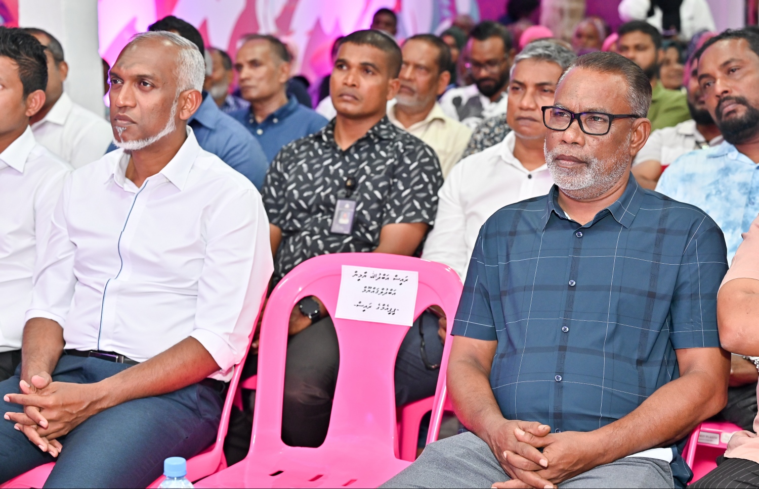 އަލިމަސް ކާނިވަލުގައި ޕީޕީއެމް/ޕީއެންސީން ތައްޔާރުކުރި އެ ކޯލިޝަންގެ ރިޔާސީ ކެމްޕެއިން ޖަގަހަ ރަސްމީކޮށް ހުޅުވުމުގެ ރަސްމިއްޔާތުގައި ޕީއެންސީގެ ކެންޑިޑޭޓް ޑރ. މުއިއްޒާއި އެ ޕާޓީގެ ރައީސް އަބްދުއްރަހީމް ބައިވެރިވެވަޑައިގަންނަވާއިރު ކޯލިޝަންގެ އެންމެ އިސް ލީޑަރު ކުރީގެ ރައީސް އަބްދުﷲ ޔާމީނަށް ހާއްސަ ކޮށްފައިވާ ގޮނޑިކޮޅު: ޔާމީން ގެންދަވަނީ މިދިޔަ އަހަރުގެ ޑިސެމްބަރު 25 އިން ފެށިގެން 11 އަހަރުގެ ޖަލު ހުކުމެއް މާފުށީ ޖަލުގައި ތަންފީޒު ކުރައްވަމުން.---ފޮޓޯ: ނިޝާން އަލީ| މިހާރު