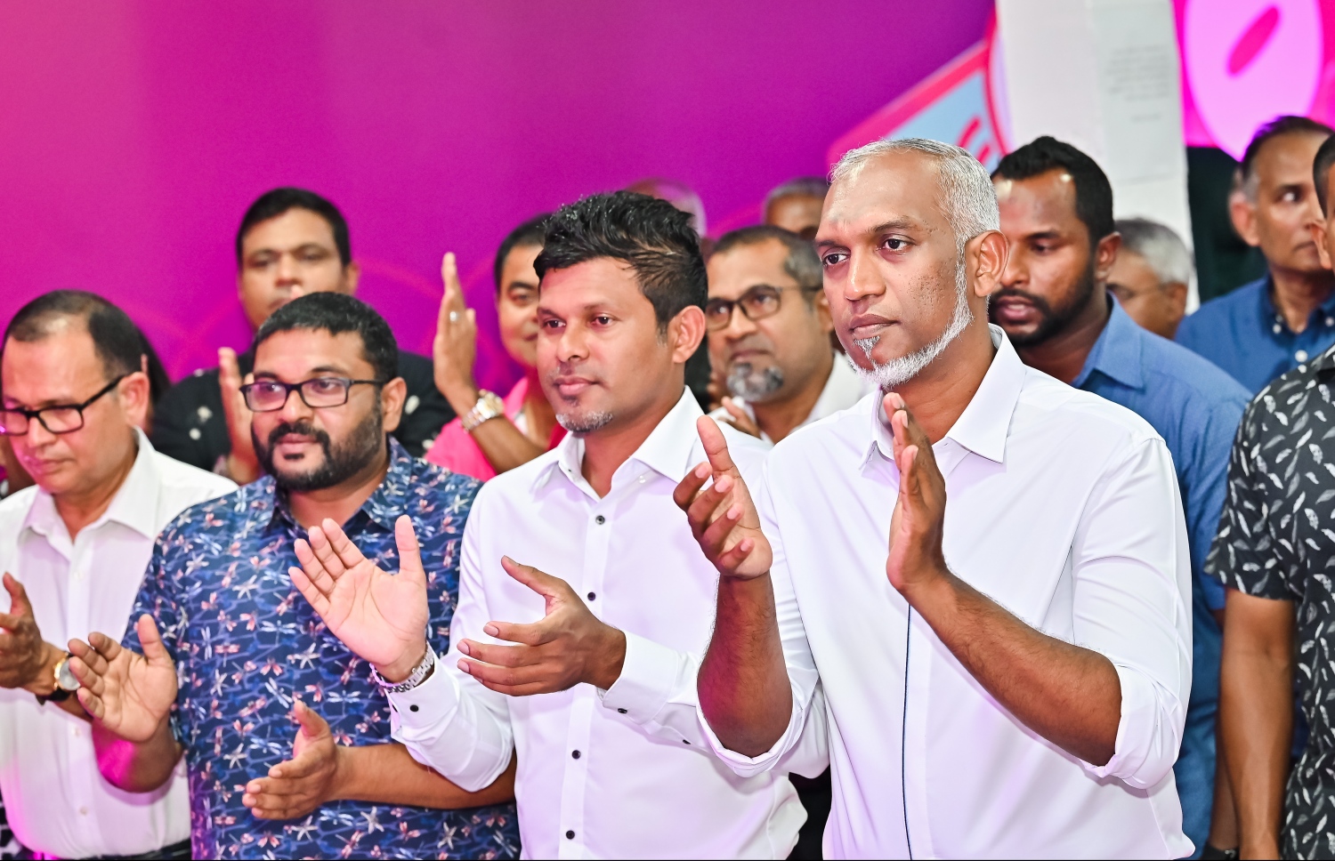 އަލިމަސް ކާނިވަލުގައި ޕީޕީއެމް/ޕީއެންސީން ތައްޔާރުކުރި އެ ކޯލިޝަންގެ ރިޔާސީ ކެމްޕެއިން ޖަގަހަ ރަސްމީކޮށް ހުޅުވުމުގެ ރަސްމިއްޔާތުގައި ޕީއެންސީގެ ރިޔާސީ ކެންޑިޑޭޓް ޑރ. މުއިއްޒާއި އޭނާގެ ރަނިންމޭޓް ހުސައިން މުހައްމަދު ލަތީފާއި އެ ދެ ޕާޓީގެ ބައެއް އިސްވެރިން އަތްޖައްސަވަނީ.---ފޮޓޯ: ނިޝާން އަލީ| މިހާރު