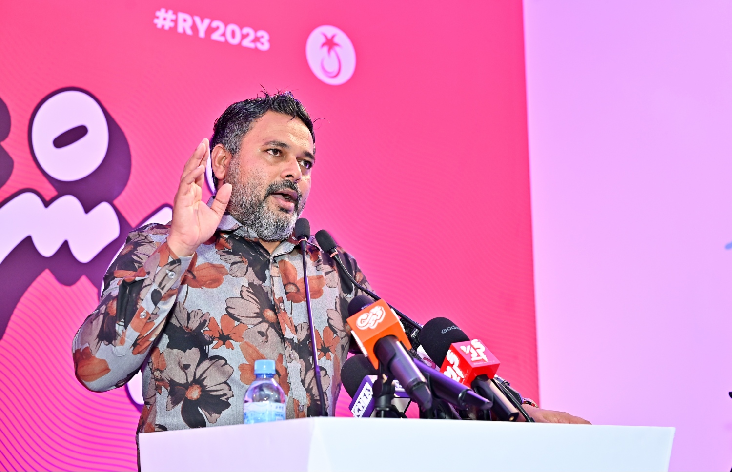 އަލިމަސް ކާނިވަލުގައި ޕީޕީއެމް/ޕީއެންސީން ތައްޔާރުކުރި އެ ކޯލިޝަންގެ ރިޔާސީ ކެމްޕެއިން ޖަގަހަ ރަސްމީކޮށް ހުޅުވުމުގެ ރަސްމިއްޔާތުގައި ޕީޕީއެމްގެ ނައިބު ރައީސް އަހުމަދު ޝިޔާމް ވާހަކަ ދައްކަވަނީ.---ފޮޓޯ: ނިޝާން އަލީ| މިހާރު