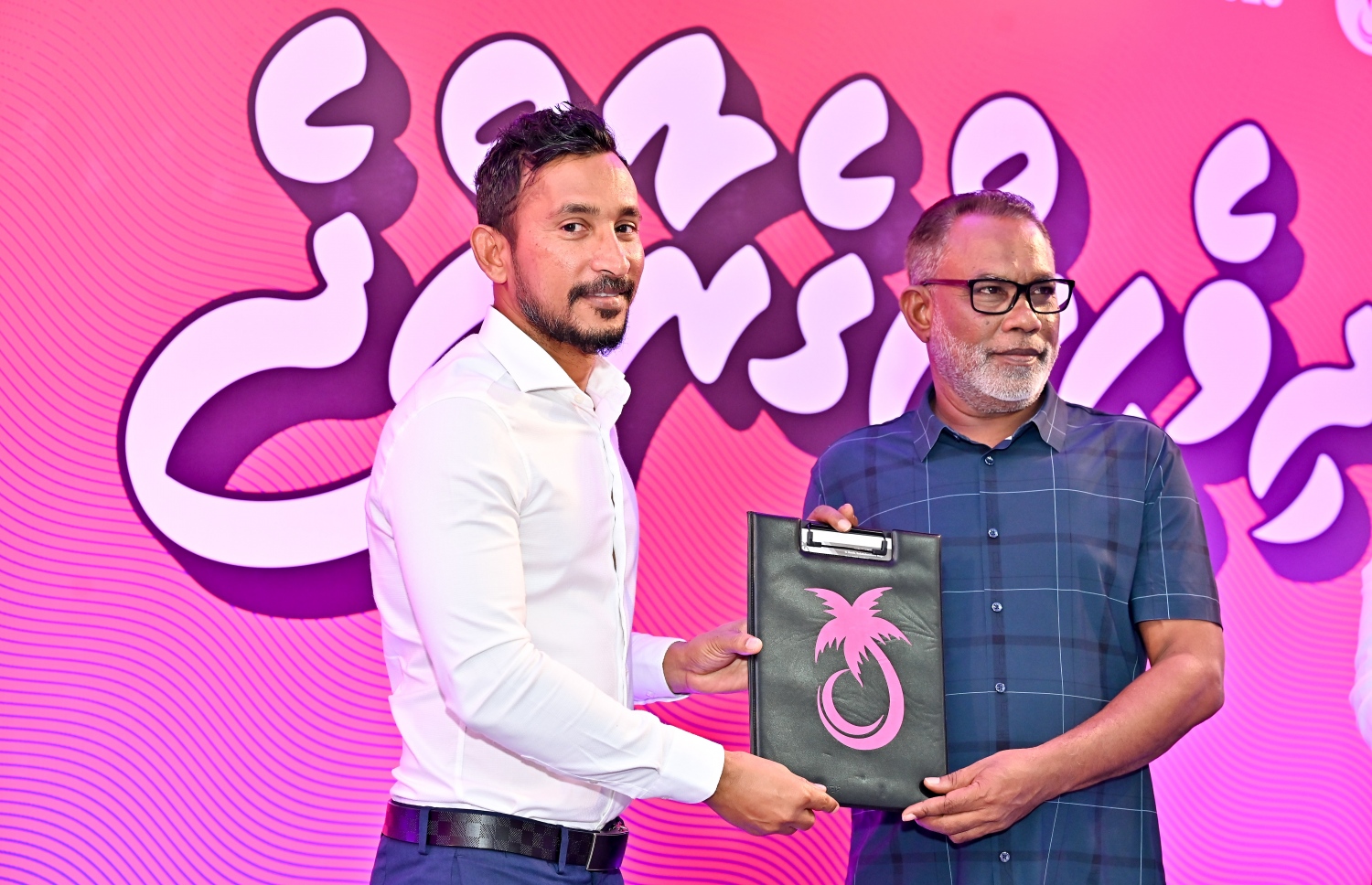 އަލިމަސް ކާނިވަލުގައި ޕީޕީއެމް/ޕީއެންސީން ތައްޔާރުކުރި އެ ކޯލިޝަންގެ ރިޔާސީ ކެމްޕެއިން ޖަގަހަ ރަސްމީކޮށް ހުޅުވުމުގެ ރަސްމިއްޔާތުގައި ޕީޕީއެމާ ދެވަނަ ފަހަރަށް ރޭ ގުޅިވަޑައިގެންނެވި އިނގުރައިދޫ ދާއިރާގެ ކުރީގެ މެމްބަރު އިބްރާހިމް ފަލާހުގެ ފޯމު އެ ކޯލިޝަން ވަގުތީ ގޮތުން ހިންގަވާ އަބްދުއްރަހީމާ ހަވާލު ކުރައްވަނީ.---ފޮޓޯ: ނިޝާން އަލީ| މިހާރު