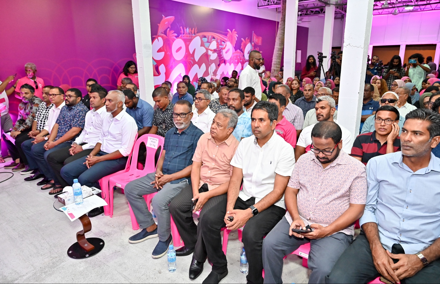 އަލިމަސް ކާނިވަލުގައި ޕީޕީއެމް/ޕީއެންސީން ތައްޔާރުކުރި އެ ކޯލިޝަންގެ ރިޔާސީ ކެމްޕެއިން ޖަގަހަ ރަސްމީކޮށް ހުޅުވުމުގެ ރަސްމިއްޔާތުގައި އެ ދެ ޕާޓީގެ ބައެއް އިސްވެރިންނާއި ރިޔާސީ ކެންޑިޑޭޓް ޑރ. މުއިއްޒު އަދި އޭނާގެ ރަނިންމޭޓް ހުސައިން މުހައްމަދު ލަތީފް: މި ތަން ހުޅުއްވައި ދެއްވީ ޑރ. މުއިއްޒު.---ފޮޓޯ: ނިޝާން އަލީ| މިހާރު