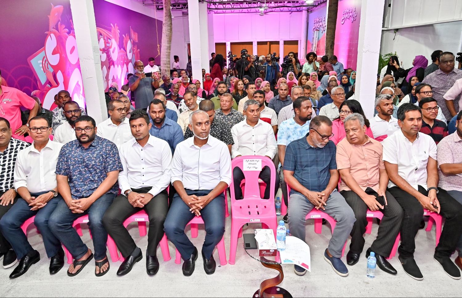 އަލިމަސް ކާނިވަލުގައި ޕީޕީއެމް/ޕީއެންސީން ތައްޔާރުކުރި އެ ކޯލިޝަންގެ ރިޔާސީ ކެމްޕެއިން ޖަގަހަ ރަސްމީކޮށް ހުޅުވުމުގެ ރަސްމިއްޔާރުގައި އެ ދެ ޕާޓީގެ ބައެއް އިސްވެރިންނާއި ރިޔާސީ ކެންޑިޑޭޓް ޑރ. މުއިއްޒު އަދި އޭނާގެ ރަނިންމޭޓް ހުސައިން މުހައްމަދު ލަތީފް: މި ތަން ހުޅުއްވައި ދެއްވީ ޑރ. މުއިއްޒު.---ފޮޓޯ: ނިޝާން އަލީ| މިހާރު
