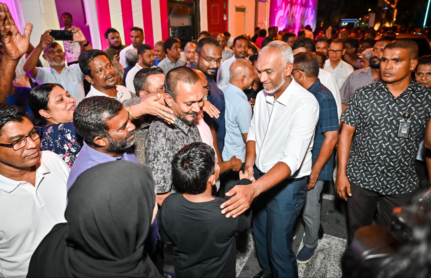 އަލިމަސް ކާނިވަލުގައި ޕީޕީއެމް/ޕީއެންސީން ތައްޔާރުކުރި އެ ކޯލިޝަންގެ ރިޔާސީ ކެމްޕެއިން ޖަގަހަ ރަސްމީކޮށް ހުޅުވުމުގެ ރަސްމިއްޔާތަށް ޕީއެންސީގެ ރިޔާސީ ކެންޑިޑޭޓް ޑރ. މުއިއްޒު ވަޑައިގަތުމުން މަރުހަބާ ކިޔަން ދިޔަ މީހުންނާ ސަލާމް ކުރައްވަނީ.---ފޮޓޯ: ނިޝާން އަލީ| މިހާރު