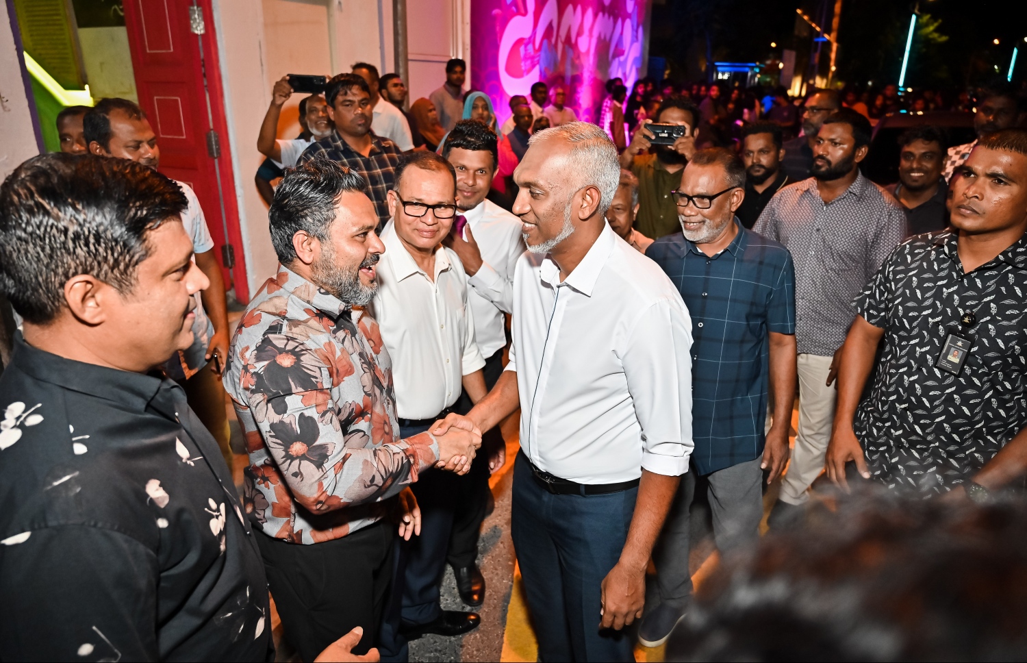 އަލިމަސް ކާނިވަލުގައި ޕީޕީއެމް/ޕީއެންސީން ތައްޔާރުކުރި އެ ކޯލިޝަންގެ ރިޔާސީ ކެމްޕެއިން ޖަގަހަ ރަސްމީކޮށް ހުޅުވުމުގެ ރަސްމިއްޔާތަށް ޕީއެންސީގެ ރިޔާސީ ކެންޑިޑޭޓް ޑރ. މުއިއްޒު ވަޑައިގެން ޕީޕީއެމްގެ ނައިބު ރައީސް ޝިޔާމާ ސަލާމް ކުރައްވަނީ.---ފޮޓޯ: ނިޝާން އަލީ| މިހާރު
