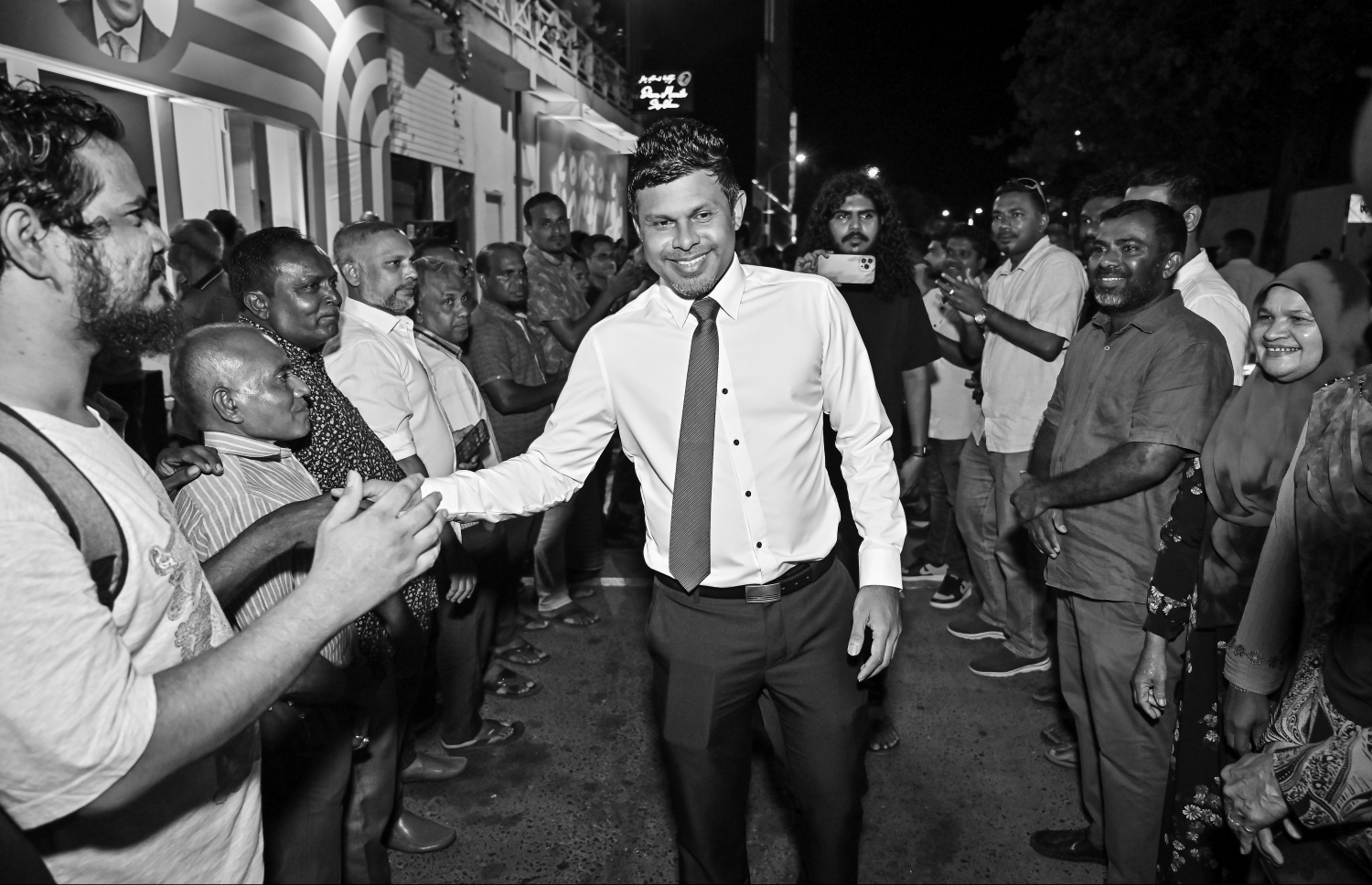 އަލިމަސް ކާނިވަލުގައި ޕީޕީއެމް/ޕީއެންސީން ތައްޔާރުކުރި އެ ކޯލިޝަންގެ ރިޔާސީ ކެމްޕެއިން ޖަގަހަ ރަސްމީކޮށް ހުޅުވުމުގެ ރަސްމިއްޔާތަށް ޕީއެންސީގެ ކެންޑިޑޭޓް ޑރ. މުއިއްޒުގެ ރަނިންމޭޓް ހުސައިން މުހައްމަދު ލަތީފް ވަޑައިގެން ސަޕޯޓަރުންނާ ސަލާމް ކުރައްވަނީ.---ފޮޓޯ: ނިޝާން އަލީ| މިހާރު