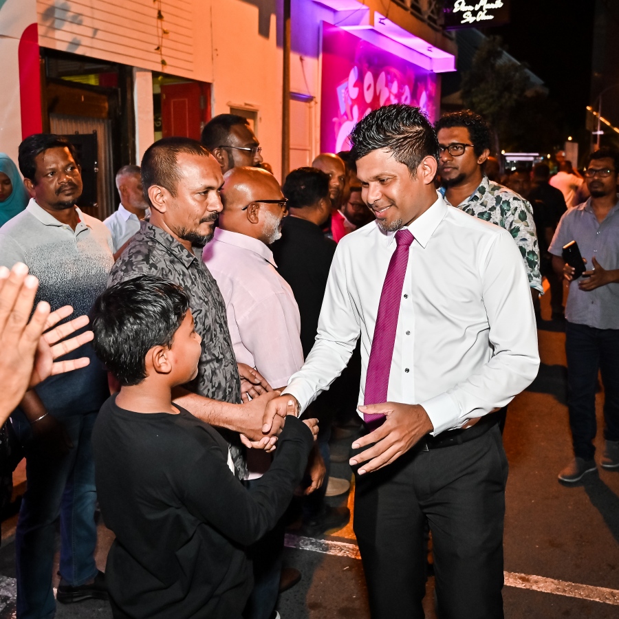 އަލިމަސް ކާނިވަލުގައި ޕީޕީއެމް/ޕީއެންސީން ތައްޔާރުކުރި އެ ކޯލިޝަންގެ ރިޔާސީ ކެމްޕެއިން ޖަގަހަ ރަސްމީކޮށް ހުޅުވުމުގެ ރަސްމިއްޔާތަށް ޕީއެންސީގެ ކެންޑިޑޭޓް ޑރ. މުއިއްޒުގެ ރަނިންމޭޓް ހުސައިން މުހައްމަދު ލަތީފް ވަޑައިގެން ސަޕޯޓަރުންނާ ސަލާމް ކުރައްވަނީ.---ފޮޓޯ: ނިޝާން އަލީ| މިހާރު