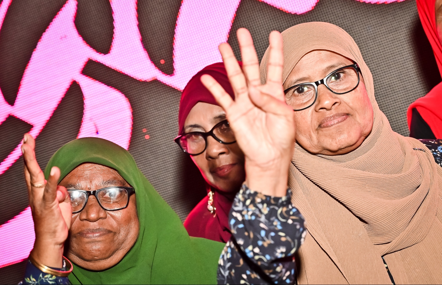 އަލިމަސް ކާނިވަލުގައި ޕީޕީއެމް/ޕީއެންސީން ތައްޔާރުކުރި އެ ކޯލިޝަންގެ ރިޔާސީ ކެމްޕެއިން ޖަގަހަ ރަސްމީކޮށް ހުޅުވުމުގެ ރަސްމިއްޔާތަށް ދިޔަ އެ ކޯލިޝަންގެ ބައެއް ސަޕޯޓަރުން ޕީއެންސީގެ ކެންޑިޑޭޓް ޑރ. މުއިއްޒުގެ ކެންޑިޑޭޓް ނަމްބަރު 4 އިނގިލިތަކުން ދައްކާލަނީ.---ފޮޓޯ: ނިޝާން އަލީ| މިހާރު