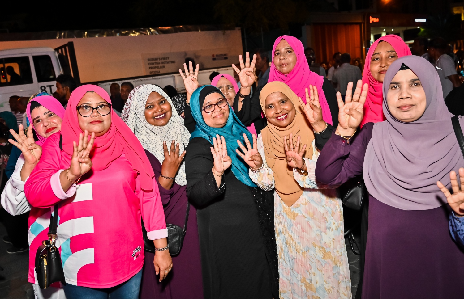 އަލިމަސް ކާނިވަލުގައި ޕީޕީއެމް/ޕީއެންސީން ތައްޔާރުކުރި އެ ކޯލިޝަންގެ ރިޔާސީ ކެމްޕެއިން ޖަގަހަ ރަސްމީކޮށް ހުޅުވުމުގެ ރަސްމިއްޔާތަށް ދިޔަ އެ ކޯލިޝަންގެ ބައެއް ސަޕޯޓަރުން ޕީއެންސީގެ ކެންޑިޑޭޓް ޑރ. މުއިއްޒުގެ ކެންޑިޑޭޓް ނަމްބަރު 4 އިނގިލިތަކުން ދައްކާލަނީ.---ފޮޓޯ: ނިޝާން އަލީ| މިހާރު