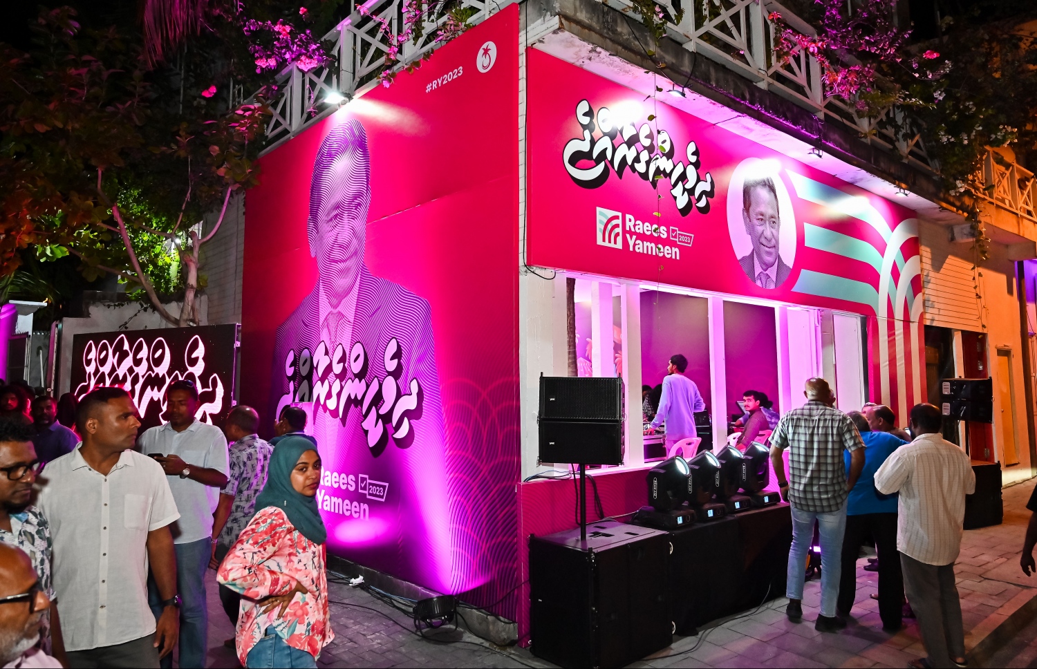 އަލިމަސް ކާނިވަލުގައި ޕީޕީއެމް/ޕީއެންސީން ތައްޔާރުކުރި އެ ކޯލިޝަންގެ ރިޔާސީ ކެމްޕެއިން ޖަގަހަ: މި ތަން ހުޅުއްވައި ދެއްވީ ޕީއެންސީގެ ރިޔާސީ ކެންޑިޑޭޓް އަދި މާލޭގެ މޭޔަރު ޑރ. މުއިއްޒު.---ފޮޓޯ: ނިޝާން އަލީ| މިހާރު