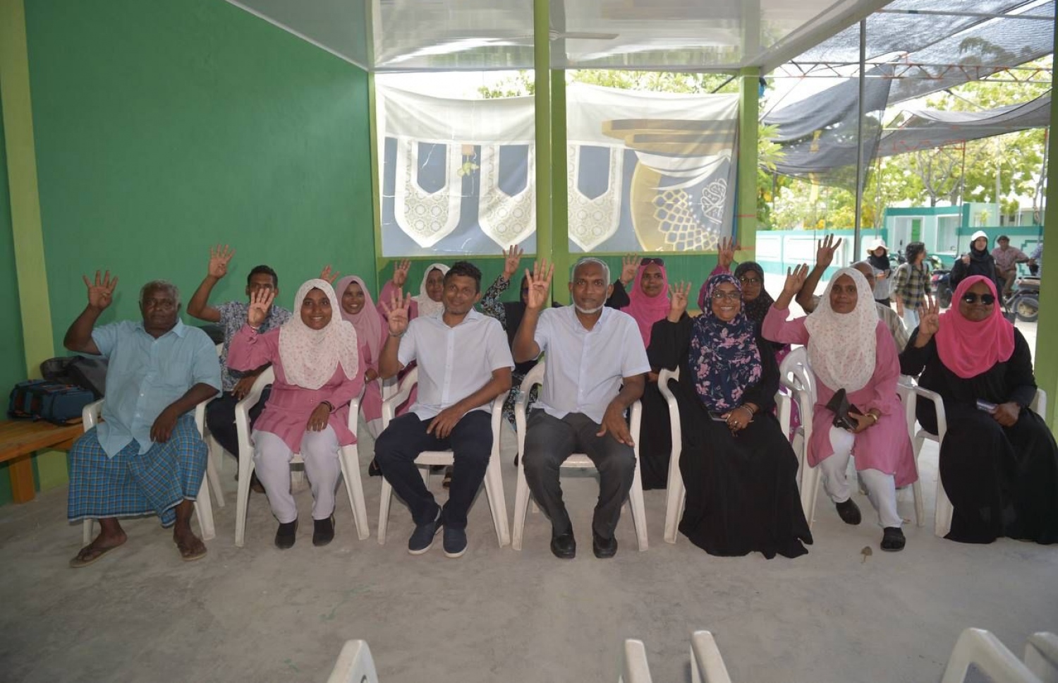 ޕީޕީއެމް/ޕީއެންސީގެ ރިޔާސީ ކެންޑިޑޭޓު ޑރ. މުހައްމަދު މުއިއްޒު މިއަދު ހދ. ނޮޅިވަރަމަށް ވަޑައިގެން އެ ރަށު ރައްޔިތުންނާ ބައްދަލުކުރައްވަނީ. --