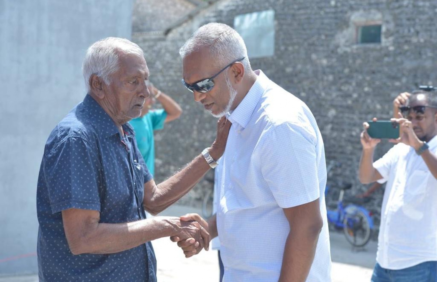 ޕީޕީއެމް/ޕީއެންސީގެ ރިޔާސީ ކެންޑިޑޭޓު ޑރ. މުހައްމަދު މުއިއްޒު ހދ. ހަނިމާދުއަށް ވަޑައިގެން އެ ރަށު ދުވަސްވީ މީހަކާ ބައްދަލުކުރަނީ -- ފޮޓޯ: ޕީޕީއެމް