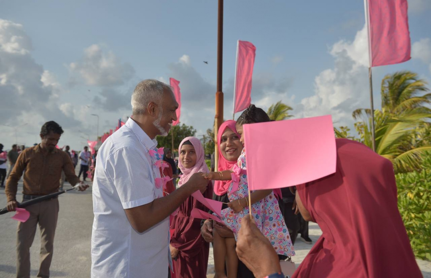 ރިޔާސީ އިންތިހާބުގެ ކެމްޕެއިނަށް އިދިކޮޅު ކޯލިޝަންގެ ކެންޑިޑޭޓް މުއިއްޒު، ކުޅުދުއްފުއްޓަށް ވަޑައިގެން ކުއްޖަކާ ސަލާމްކުރައްވަނީ.-- ފޮޓޯ: ޕީޕީއެމް