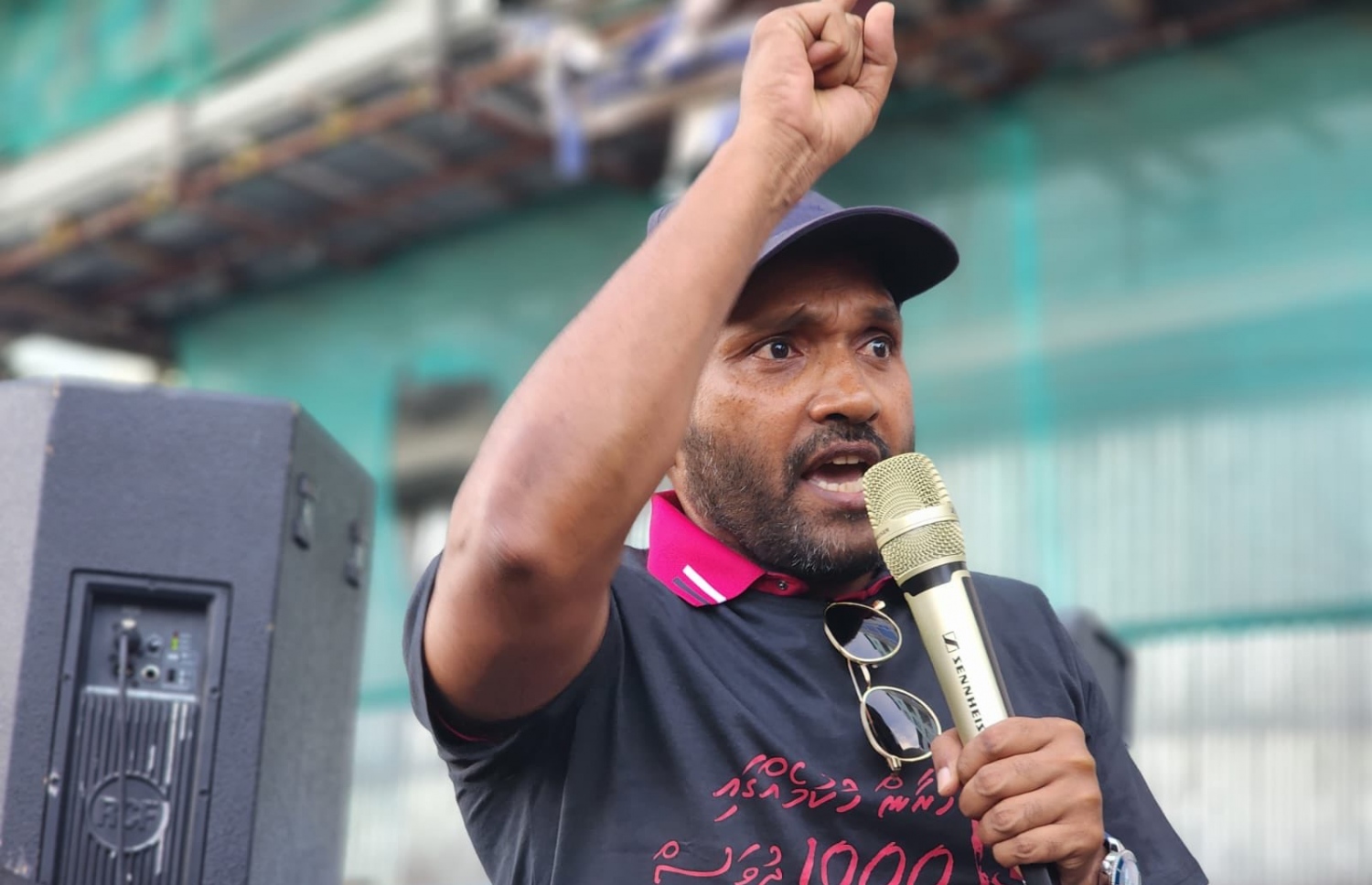 ކުރީގެ ރައީސް އަބްދުﷲ ޔާމީން މިނިވަންކުރުމަށް ގޮވާލައި ބޭއްވި ސައިކަލު ބުރުގައި ޔާމީންގެ ވަކީލު، ޑރ. މުހައްމަދު ޖަމީލު އަހުމަދު ވާހަކަ ދައްކަވަނީ.-- ފޮޓޯ: ޕީޕީއެމް