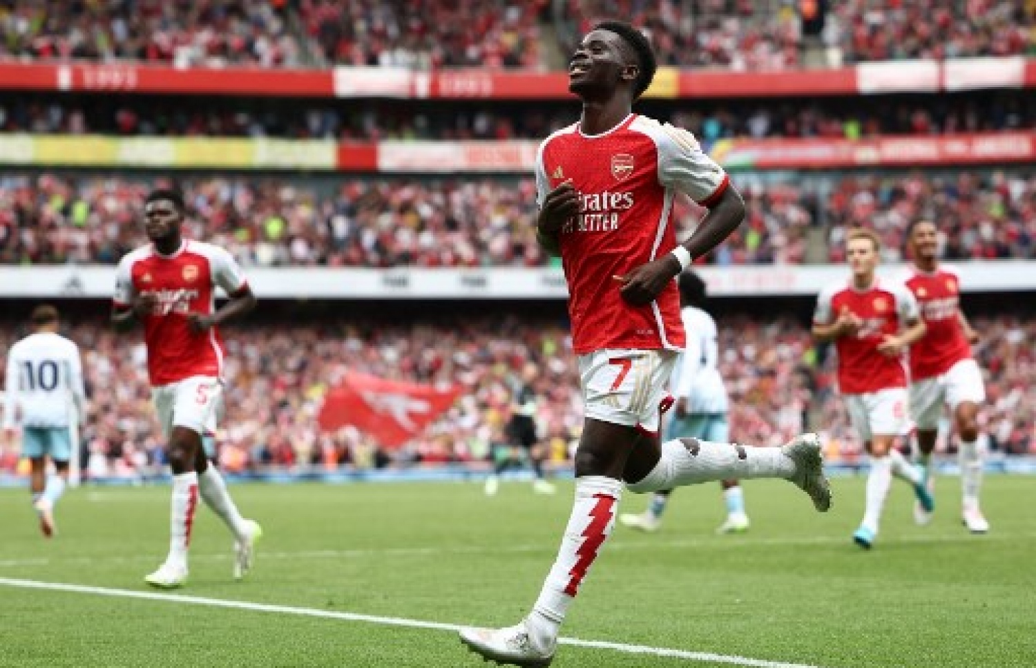 އާސެނަލްގެ ދެވަނަ ލަނޑު ޖެހި ސަކާ ލަނޑު ޖެހުމަށް ފަހު އުފާފާޅު ކުރަނީ --- ފޮޓޯ: އޭއެފްޕީ