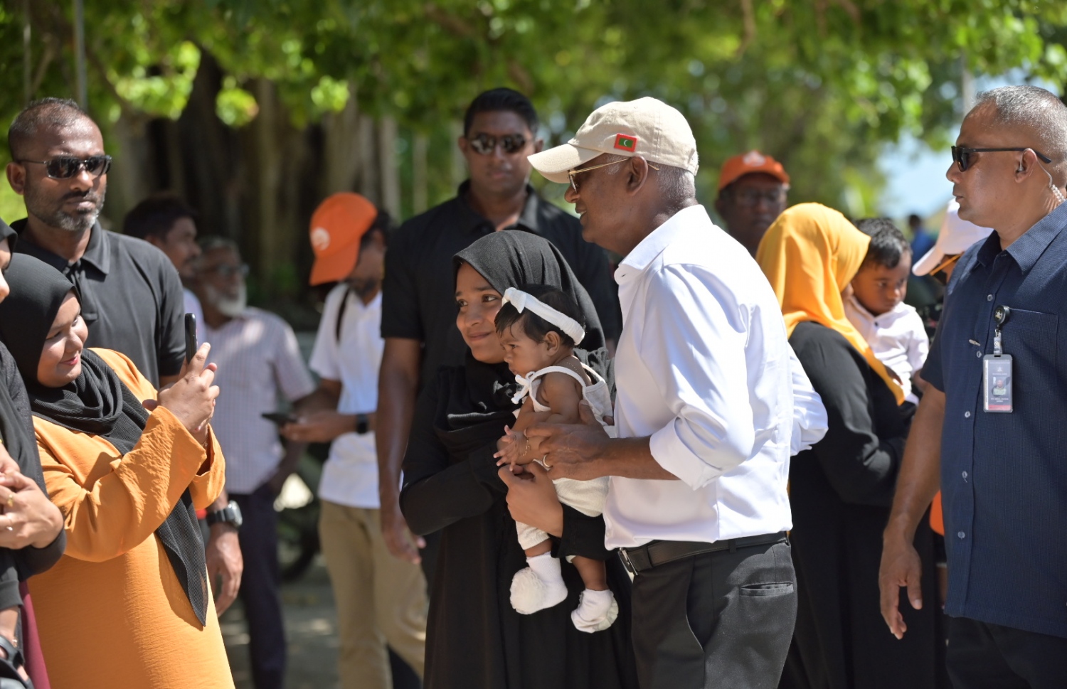 ނ. ޅޮހިން ރައީސަށް މަރުހަބާ ދަންނަވަނީ. -- ފޮޓޯ | އެމްޑީޕީ