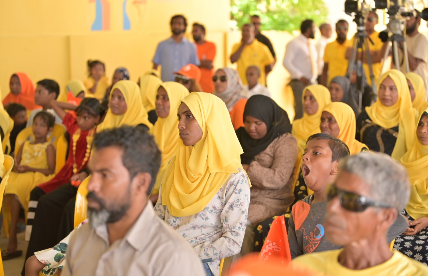 ލޮހީގައި ރައީސް ވާހަކަ ދައްކަވާއިރު ސަޕޯޓަރުން އަޑުއަހަނީ. -- ފޮޓޯ | އެމްޑީޕީ