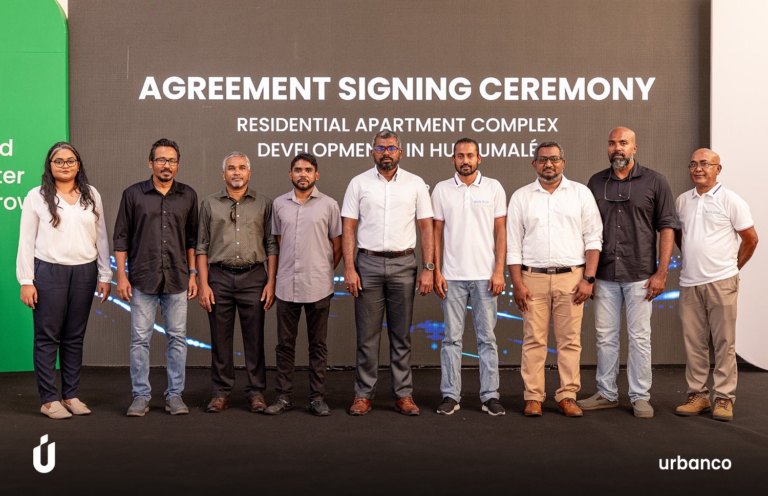 ހުޅުމާލޭގައި 16 ރެސިޑެންޝަލް އިމާރާތް ހަދަން ހަވާލުކުރި ކުންފުނިތަކުގެ އިސްވެރިންނާ އެކު، އާބަންކޯގެ އެމްޑީ އަހްމަދު އާތިފު ފޮޓޯއެއް ނަންގަވަނީ.-- ފޮޓޯ: އާބަންކޯ