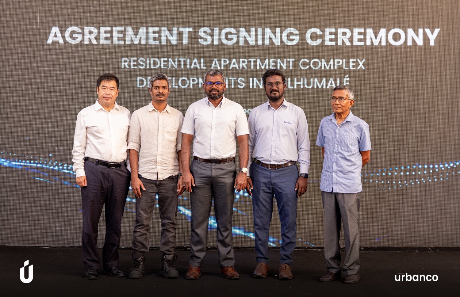 ހުޅުމާލޭގައި 16 ރެސިޑެންޝިއަލް އިމާރާތް ހަދަން ހަވާލުކުރި ކުންފުނިތަކުގެ އިސްވެރިންނާއެކު، އާބަންކޯގެ އެމްޑީ އަހްމަދު އާތިފު ފޮޓޯއެއް ނަންގަވަނީ.-- ފޮޓޯ: އާބަންކޯ