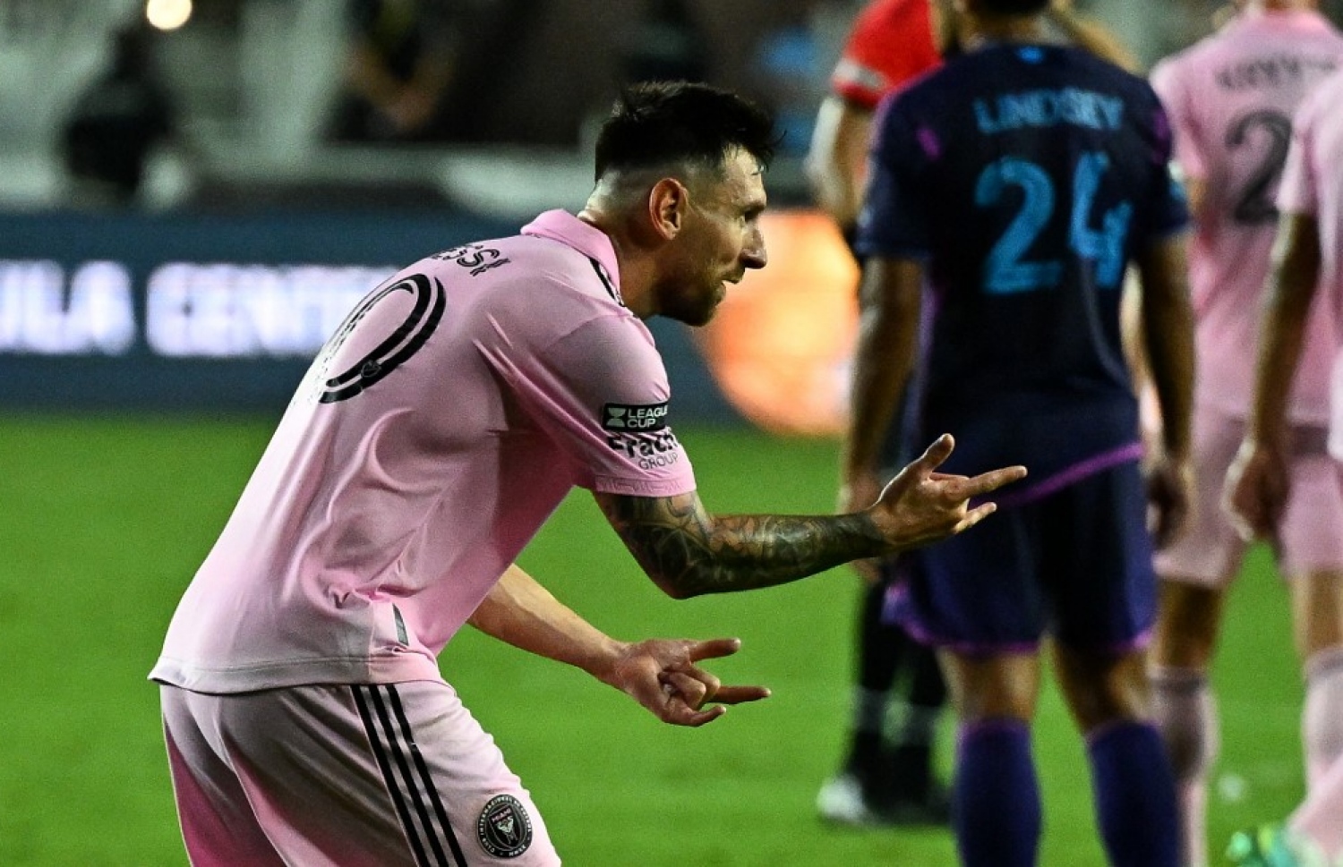 މެސީ، ލީގްސް ކަޕްގެ ކުއާޓާ ފައިނަލްގައި އިންޓަ މަޔާމީ އަށް ގޯލު ޖެހުމަށް ފަހު އުފާފާޅު ކުރަނީ.-- ފޮޓޯ: އޭއެފްޕީ