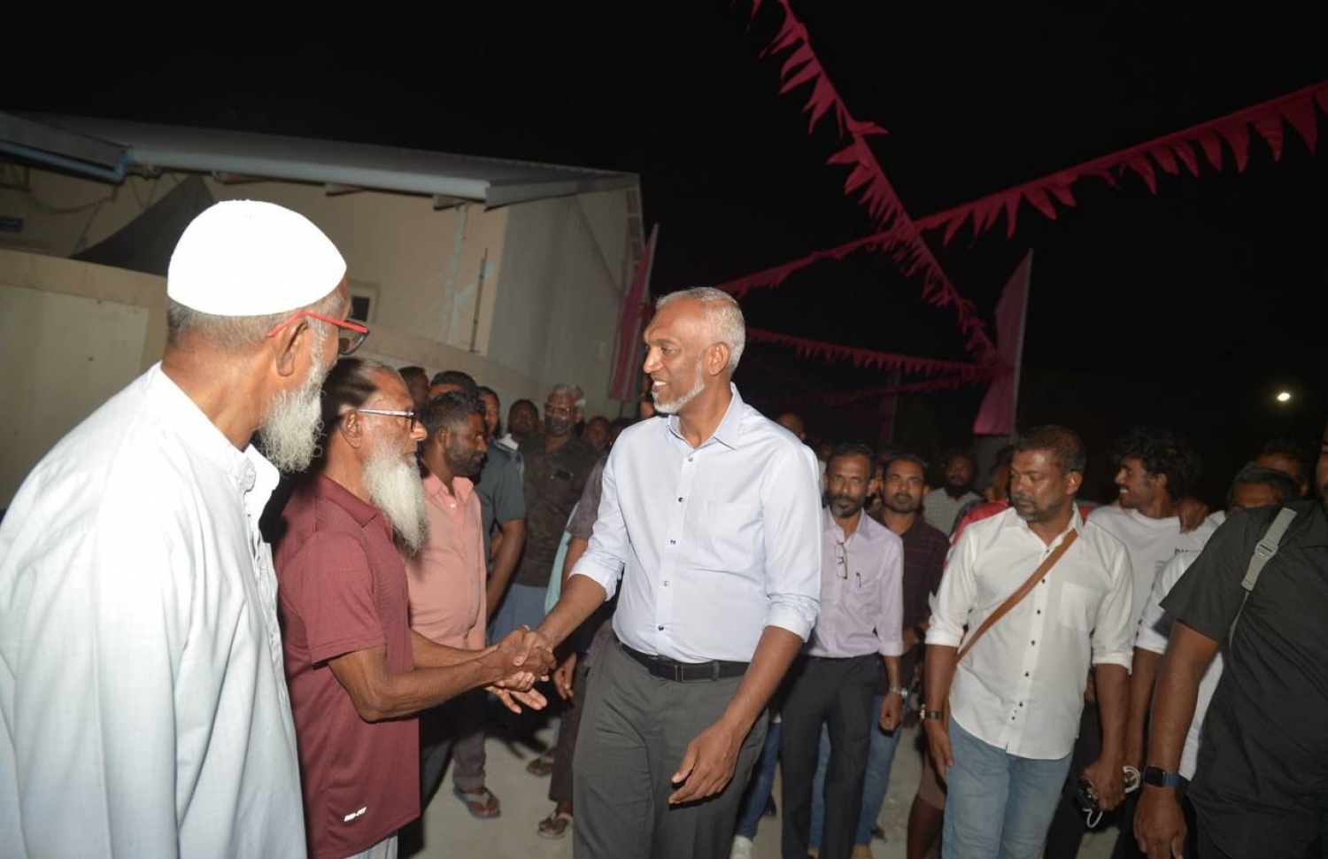 ޕީޕީއެމް/ޕީއެންސީގެ ރިޔާސީ ކެންޑިޑޭޓް ޑރ. މުއިއްޒު މިރޭ އިހަވަންދު އަށް ވަޑައިގަތުމުން މަރުހަބާ ކިޔަނީ.---ފޮޓޯ: ޕީޕީއެމް