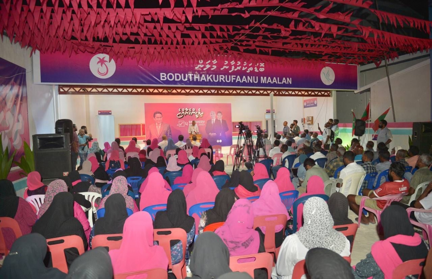 އިހަވަންދޫގައި މިރޭ ބޭއްވި ޑރ. މުއިއްޒުގެ ކެމްޕެއިން ޖަލްސާގައި ބައިވެރިވި ބައެއް މީހުން: މި ޖަލްސާ އިހަވަންދޫގެ ގިނަ ބަޔަކު ދިޔަ.---ފޮޓޯ: ޕީޕީއެމް