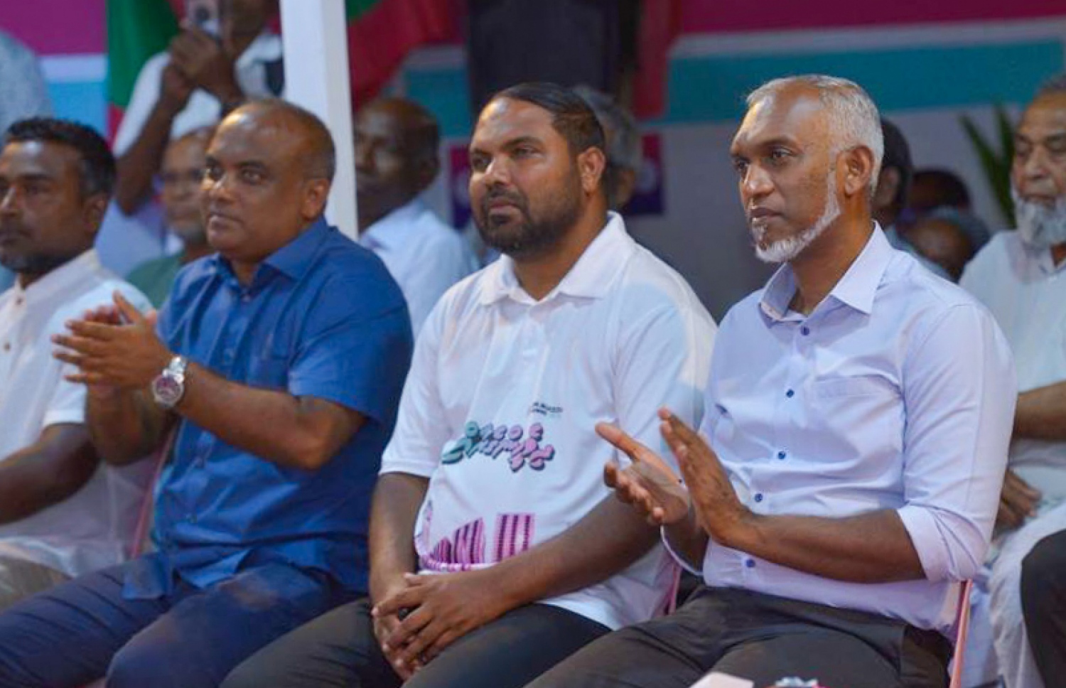 އިހަވަންދޫގައި ބޭއްވި ކެމްޕެއިން ޖަލްސާގައި އިދިކޮޅު ރިޔާސީ ކެންޑިޑޭޓް ޑރ. މުއިއްޒު ބައިވެރިވެވަޑައިގަންނަވަނީ -- ފޮޓޯ: ޕީޕީއެމް