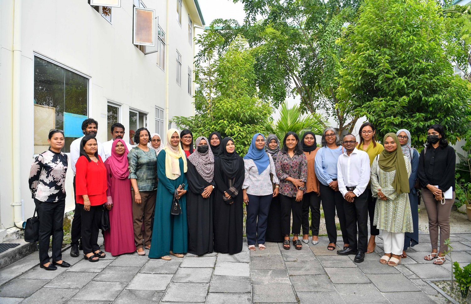 ފަސްޓް ލޭޑީ ފަޒްނާ، ހުޅުމާލެ ހާފްވޭ ހައުސްގެ މުވައްޒަފުންނާ އެކު ފޮޓޯއެއް ނަންގަވަނީ.-- ފޮޓޯ: ރައީސް އޮފީސް