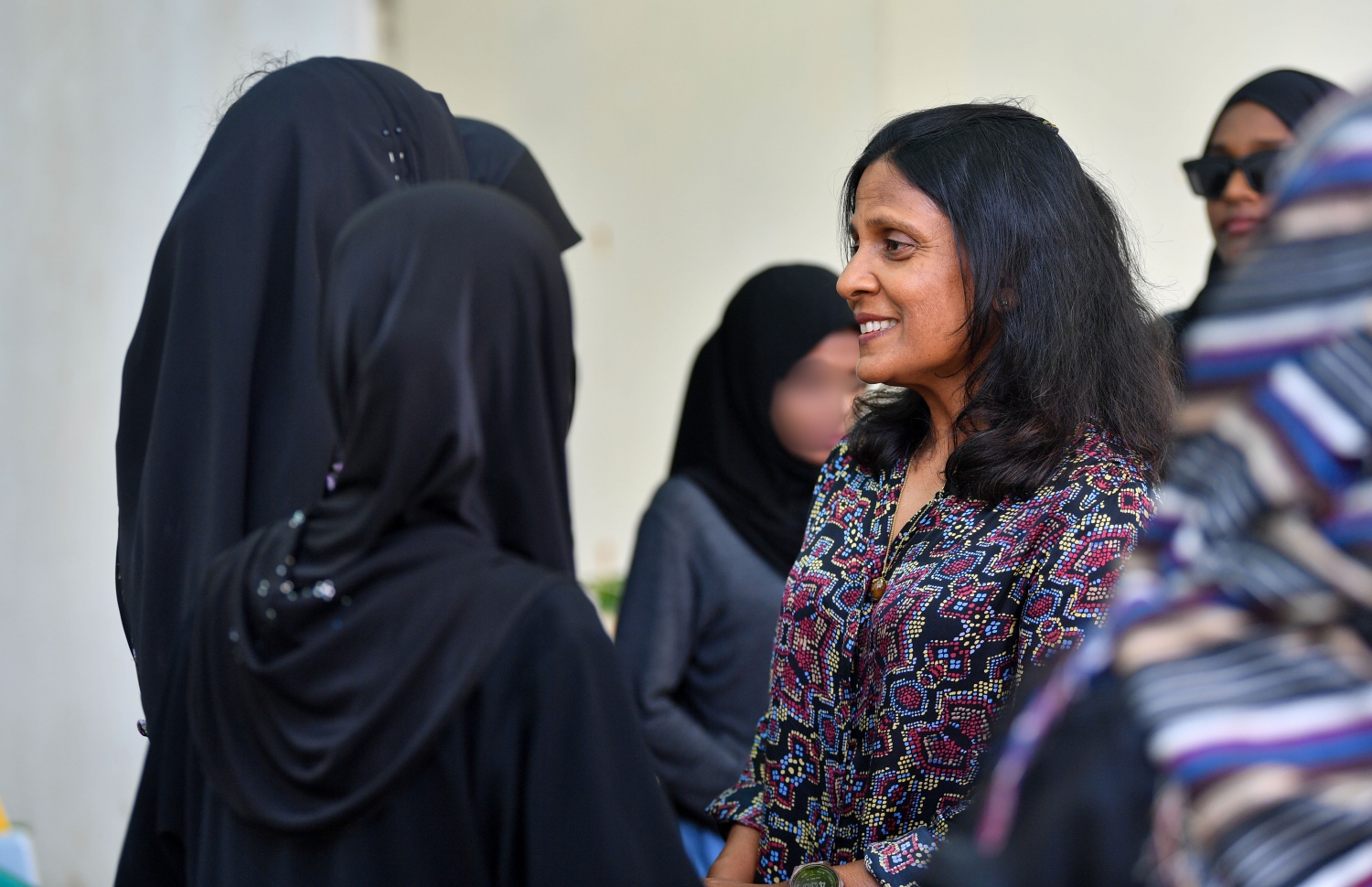 ފަސްޓް ލޭޑީ ފަޒްނާ، ހުޅުމާލެ ހާފްވޭ ހައުސްގައި ތިބި ބައެއް ބަލި މީހުންނާ ބައްދަލުކުރައްވަނީ.-- ފޮޓޯ: ރައީސް އޮފީސް