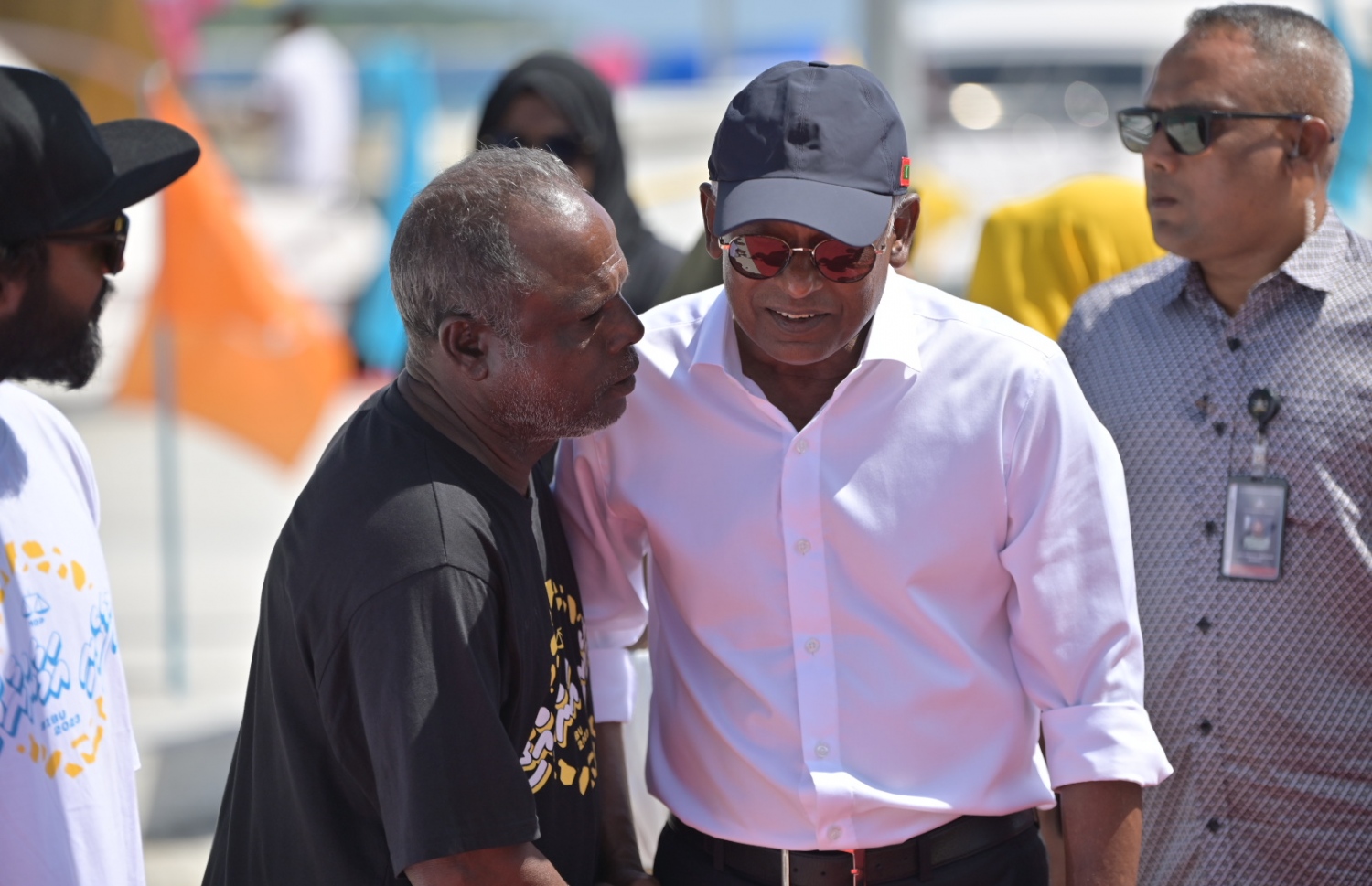 ރައީސް ލަންދޫ މީހެއްގެ ވާހަކަ އަޑުއައްސަވަނީ. -- ފޮޓޯ | މިހާރު