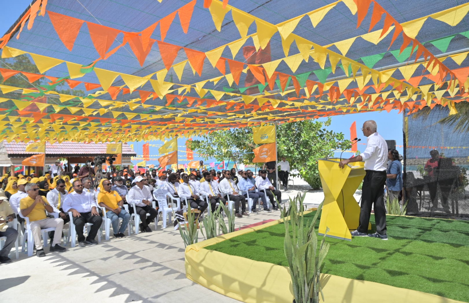 ރައީސް ލަންދޫގައި ވާހަކަ ދައްކަވަނީ: މި ސަރުކާރު ފެށުނުއިރު ވެސް ލަންދުއަކީ އިހުމާލުވެފައި އޮތް ރަށެއް ކަމަށާއި ނަމަވެސް، އެކަން މި ސަރުކާރުން ބަދަލުކޮށްފައިވާ ކަމަށް ރައީސް ވިދާޅުވި. -- ފޮޓޯ | އެމްޑީޕީ