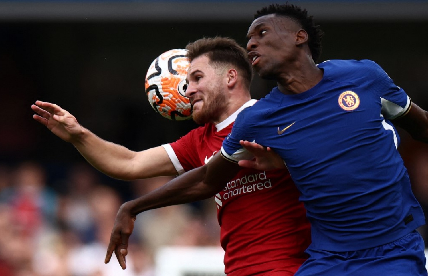 ލިވަޕޫލްގެ މެކް އަލިސްޓާ، ޗެލްސީގެ ފޯވާޑް ނިކޮލަސް ޖެކްސަން ކައިރިން ބޯޅަ ހޯދަނީ.-- ފޮޓޯ: އޭއެފްޕީ