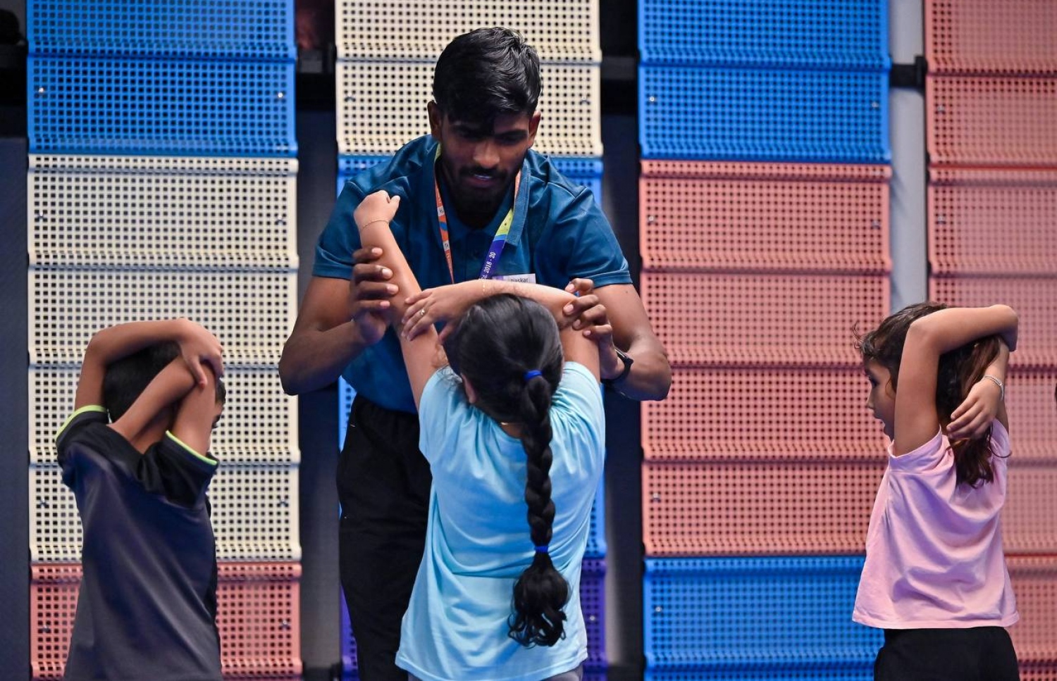 ޖިމްގެ ޓްރެއިނަރެއް ކުދިންނާއި އެކު. -- ފޮޓޯ: ފަޔާޒް މޫސާ | މިހާރު